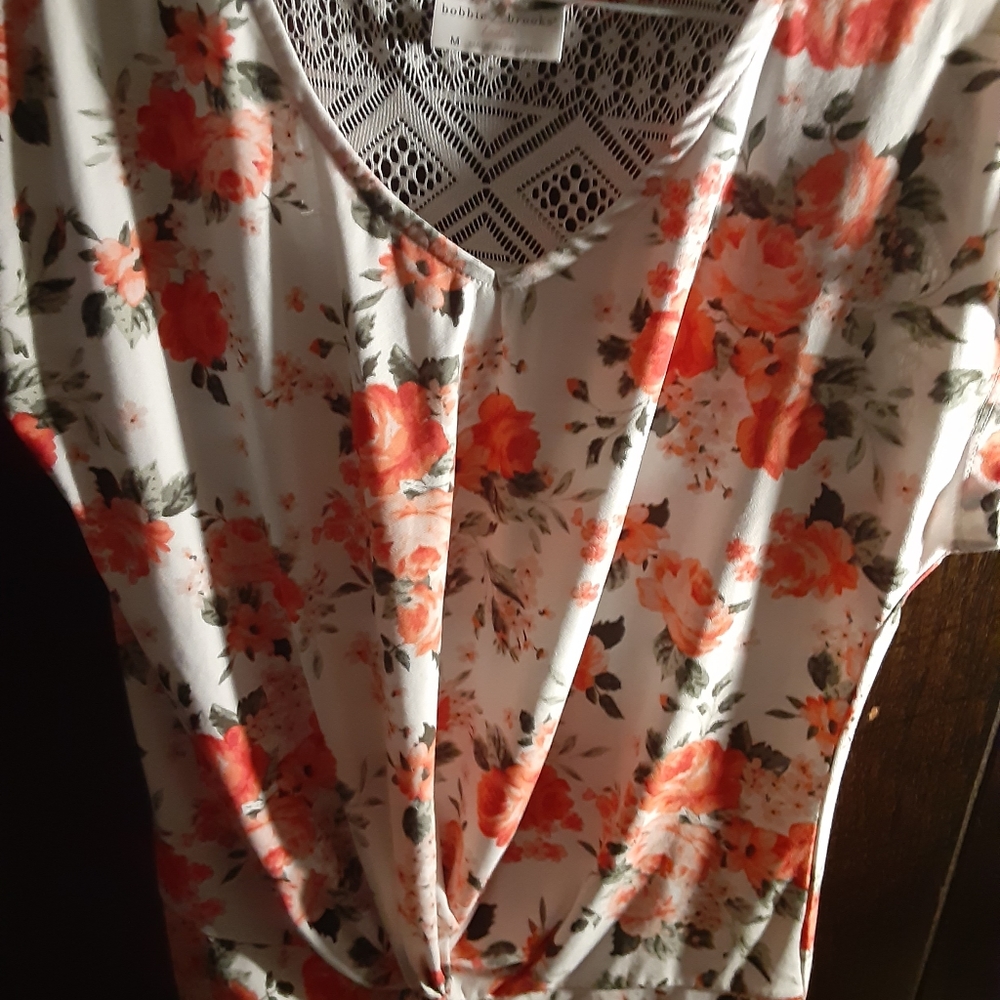 Beaitiful creme and peach floral top❤4/20